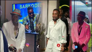 Sarkodie shows his BET award amp favourite shirts to Legendary Amakye Dede at his Rapaholic Exhibition [upl. by Ardehs]