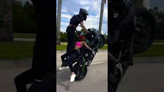 Wheeling Kawasaki ninja 636 stunt bikewheelingstuntbikewheeliebike motokawasakininjabiker636 [upl. by Nauqaj11]