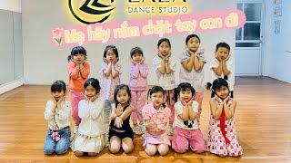 MẸ HÃY NẮM CHẮT TAY CON ĐI  Bố con Sâu  Lớp nhảy Freedance 02  832023 [upl. by Tnerual]