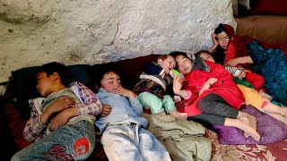 10 Years in a cave Family meal in a cave  Village life Afghanistan [upl. by Nauqaj]