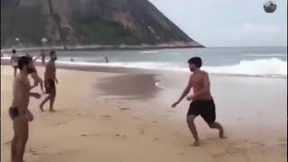 SI VAS A UNA PLAYA DE BRASIL SIEMPRE HABRA GENTE JUGANDO AL FUTBOL [upl. by Aihtiekal773]