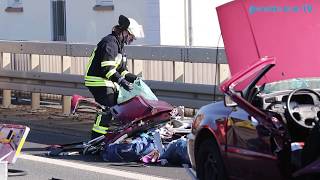 Feuerwehr befreit Frau aus Auto [upl. by Enaira]