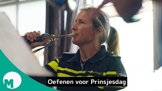 Koninklijke escorte van de politie oefent voor Prinsjesdag in Olland I Omroep Meierij [upl. by Anhavas269]