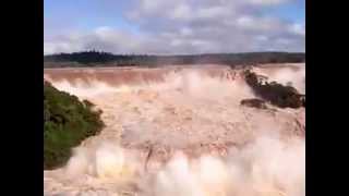 Cierran Cataratas de Iguazú por increíble incremento del caudal [upl. by Galvin999]