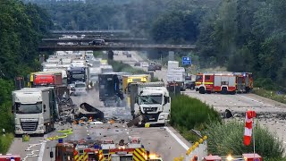 Horrorunfall auf A2 bei Burg fordert 2 Tote  LKWs brennen  Gasflaschen explodieren [upl. by Concettina]