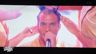 NRJ Music Awards 2024  Amir se fait raser la tête en direct un geste fort qui touche le public [upl. by Viccora463]