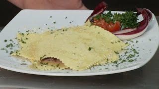 Kochvideo  Raviolo aperto mit Radicchio und Scamorza affumicata [upl. by Brandenburg]