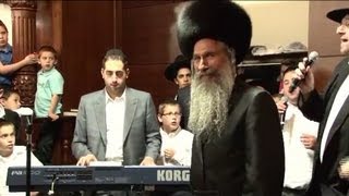 Mordechai Ben David Sings New Song מרדכי בן דוד שיר חדש [upl. by Onirefez]