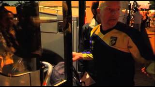 Op naar Southampton Vitessefans vol goede moed in de bus naar Engeland [upl. by Doowle]