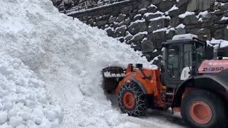 Il video delle operazioni di sgombero della neve caduta con la valanga a Gressoney [upl. by Zetta]