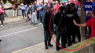 Referéndum Cataluña Guardia Civil y Mossos se encaran en un punto de votación [upl. by Atteuqahc]