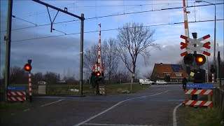 Spoorwegovergang KrommenieAssendelft  Dutch railroad crossing [upl. by Calen345]