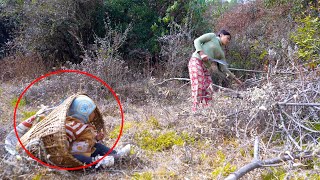 manjita cutting firewood with son Niyabung and cooking noodles for family [upl. by Etnecniv]