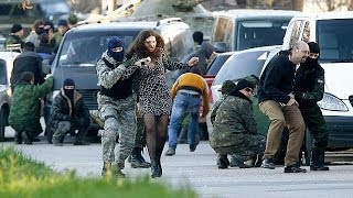 Crimée  la base de Belbek prise dassaut par les forces russes [upl. by Umeko729]