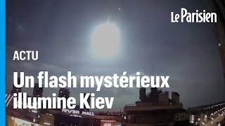 Ukraine  un flash illumine le ciel de Kiev en pleine nuit et sème la confusion [upl. by Eeliak]