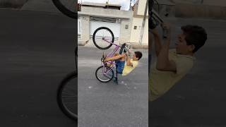 Desafiei ele de raspar o bageiro da bike montadinha 😱 grau bike bicicleta irmãosmedeiros [upl. by Oal]