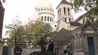 Visite du plus petit cimetière de Paris [upl. by Ellenwad95]