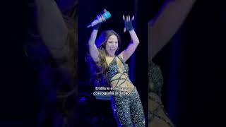 Emilia le enseña una coreografía al público en Casa Spotify en la semana de los Latin GRAMMY 😂 [upl. by Enaerb]