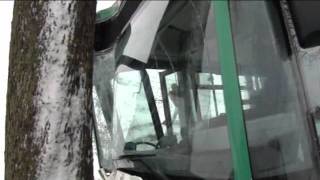 Erding Bus prallt frontal gegen Baum [upl. by Kamillah]