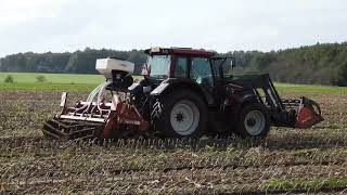 Groenbemester zaaien in Nijemirdum met een Valtra N121 en een Zocon Z300 zaaimachine [upl. by Auqinot]