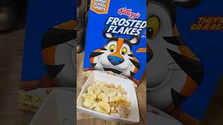 Unas zucaritas para cenar zucaritas frostedflakes milk banana platano cereal latesnack 😁😁 [upl. by Amrita]