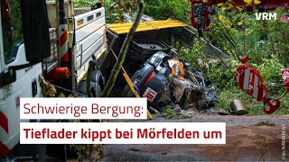 Tieflader kippt von der Straße und verkeilt sich [upl. by Nerfe]