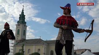 eBihoreanulro Festivalul Medieval Oradea deschis cu o prezentare de modă și o luptă cu spadasini [upl. by Darren137]