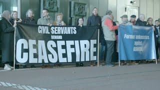 Nederlandse ambtenaren in protest tegen Nederlandse medeplichtigheid genocide [upl. by Animlehliw]