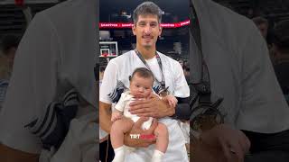 Gecenin en sevimli ve en minik şampiyonu🥰Derek Willis ve oğlu Wolf👶TRTSporDijital [upl. by Iz]