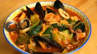 Spicy seafood and meat mixed noodle soup Jjamppong 짬뽕 [upl. by Burris777]