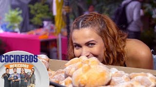 Chilangueando ando Gaby desde la Feria del Pan de muerto  Cocineros Mexicanos [upl. by Eugen]