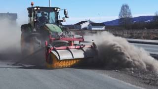 John Deere 5R og Tokvam feiekost FK 25m  700 [upl. by Sillert]