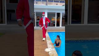 A Santa Claus le encanta la piscina 🎅🏊🏼‍♀️🤣💦 shorts santaclaus humor navidad funny [upl. by Anallese]