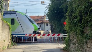 Passaggio a livello  Level crossing  Cocquio Trevisago [upl. by Anaihr848]