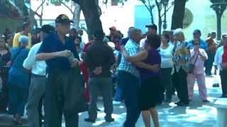 Venezuela feliz abuelitos y abuelitas bailando Esq San Jacinto Ccs aporrea tvi septiembre 2013 [upl. by Wolcott591]