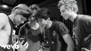 5 Seconds of Summer  She Looks So Perfect Live VEVO LIFT [upl. by Lander]