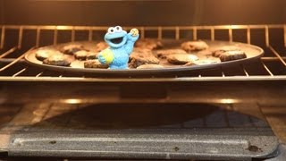 DIY Tutorial Cookie Monster Bakes Cookies Sesame Street [upl. by Pastelki]