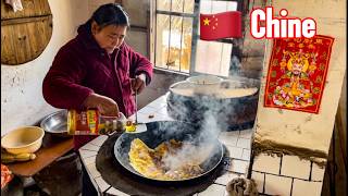 Elle prépare des galette aux œufs Petit déjeuner Chinois dans un village en Chine Street food [upl. by Maison]