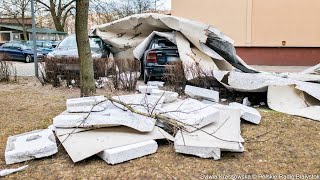 Wiatr zerwał fragment elewacji z bloku przy ul Towarowej 8A w Białymstoku Zniszczone 3 samochody [upl. by Eilloh]