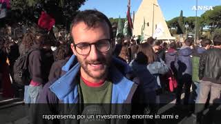 Corteo di studenti a Roma contro le politiche di Valditara e Meloni [upl. by Atnwahs]