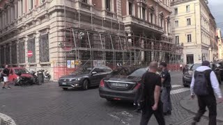 Mario Draghi entra a Palazzo Chigi per lincontro con Giorgia Meloni [upl. by Jourdan699]