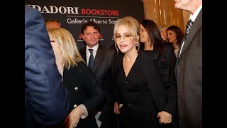 Marina Berlusconi inaugura lo store Mondadori a Roma quotNon scendo in politicaquot [upl. by Bennett]