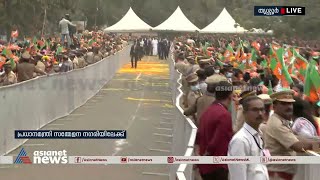 പ്രധാനമന്ത്രി തേക്കിൻകാട് മൈതാനത്തെ വേദിയിലേക്ക് പുഷ്പവൃഷ്ടി നടത്തി അണികൾ  PM Modi [upl. by Mcmahon]