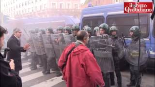 Milano scontri al corteo studenti I ragazzi quotAvevamo lautorizzazione della Questura a passarequot [upl. by Vassaux]