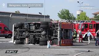 ¿Llamamos al 911 Un camión de bomberos vuelca durante una exhibición [upl. by Tarryn]