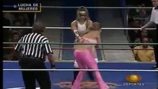 Diana La Cazadora debuta en el CMLL [upl. by Arraeic651]