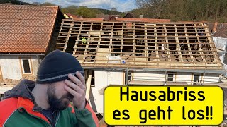 Haus Abriss selber machen von Hand der Dachstuhl wird zersägt [upl. by Bakeman872]