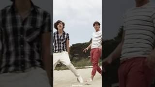 One Direction What Makes You Beautiful  Lyrics [upl. by Musihc]