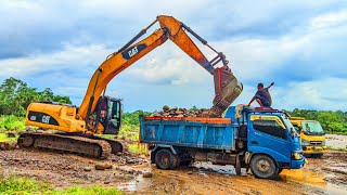 Beginilah Cara Alat Berat Excavata Loading Material Ke Dump Truck Biru [upl. by Rosamund932]