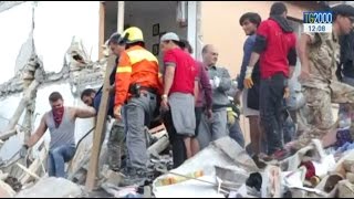 Terremoto ad Amatrice si scava tra le macerie per cercare sopravvissuti [upl. by Hteazile]